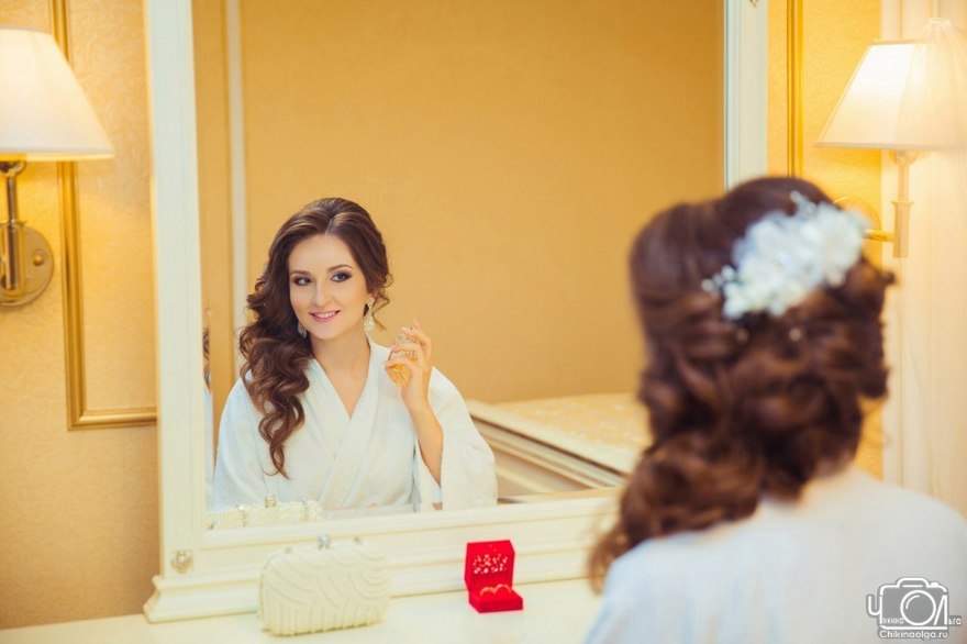 С аксессуарами / Цветами / Фатой, Локоны / Локоны на один бок от Свадебный стилист-визажист Евгения Ващенко 2