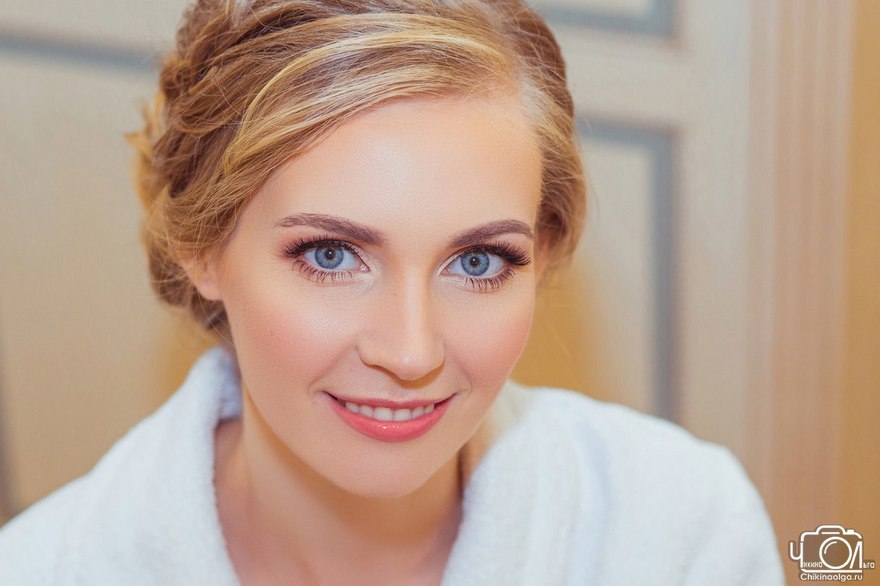 Высокие / Собранные, С аксессуарами / Цветами / Фатой, Пучок от Свадебный стилист-визажист Евгения Ващенко 2