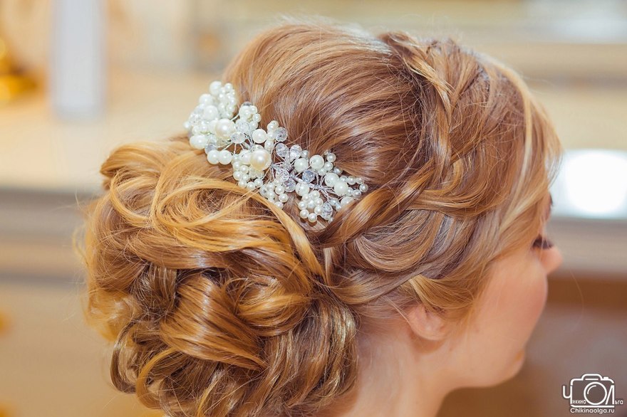 Высокие / Собранные, С аксессуарами / Цветами / Фатой, Пучок от Свадебный стилист-визажист Евгения Ващенко 3