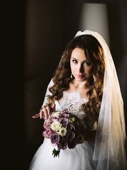 Локоны / Локоны на один бок, С аксессуарами / Цветами / Фатой от Свадебный стилист-визажист Евгения Ващенко 1