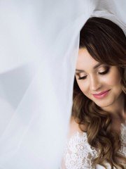 Локоны / Локоны на один бок, С аксессуарами / Цветами / Фатой от Свадебный стилист-визажист Евгения Ващенко 2