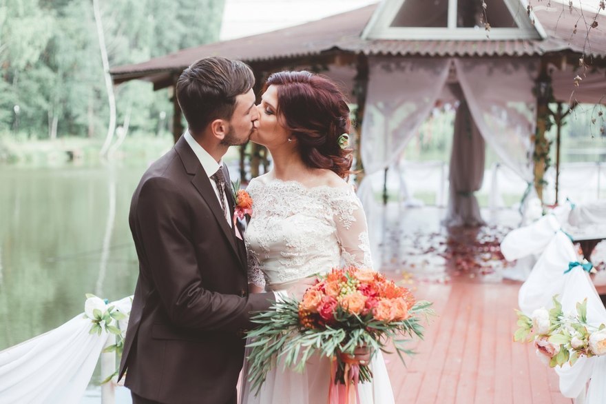 Высокие / Собранные, С аксессуарами / Цветами / Фатой от Свадебный стилист-визажист Евгения Ващенко 3