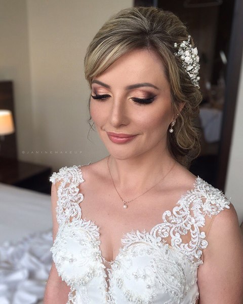 С аксессуарами / Цветами / Фатой, С плетением от Свадебный стилист-визажист Евгения Ващенко 2