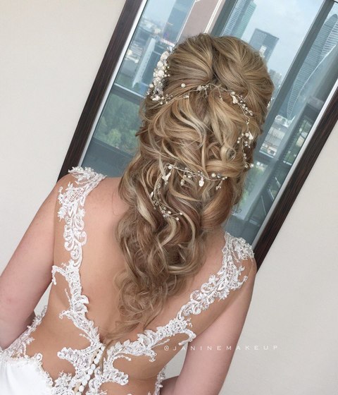 С аксессуарами / Цветами / Фатой, С плетением от Свадебный стилист-визажист Евгения Ващенко 3