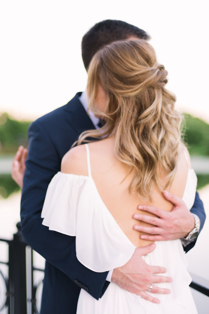 В греческом стиле, Локоны / Локоны на один бок от Свадебный стилист Анна Кулакова 4