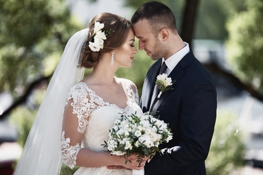 Высокие / Собранные, С аксессуарами / Цветами / Фатой, Пучок от Свадебный стилист-визажист Евгения Ващенко 3