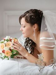 Локоны / Локоны на один бок, С аксессуарами / Цветами / Фатой от Свадебный стиль от Елены Катасоновой 1