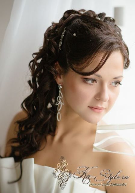 С аксессуарами / Цветами / Фатой, Локоны / Локоны на один бок от Свадебный стиль от Елены Катасоновой 2