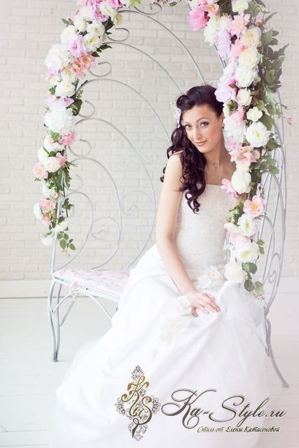 С аксессуарами / Цветами / Фатой, Локоны / Локоны на один бок от Свадебный стиль от Елены Катасоновой 3