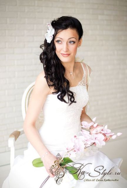 С аксессуарами / Цветами / Фатой, Локоны / Локоны на один бок от Свадебный стиль от Елены Катасоновой 4