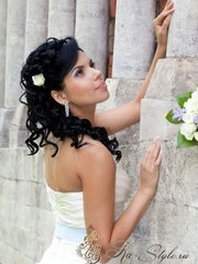 Локоны / Локоны на один бок, С аксессуарами / Цветами / Фатой от Свадебный стиль от Елены Катасоновой 1