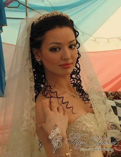 С аксессуарами / Цветами / Фатой, Локоны / Локоны на один бок от Свадебный стиль от Елены Катасоновой 2