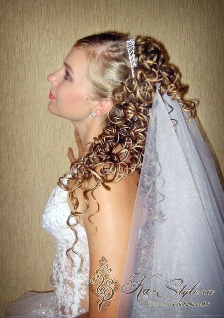 С аксессуарами / Цветами / Фатой, Локоны / Локоны на один бок от Свадебный стиль от Елены Катасоновой 2