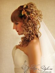 Высокие / Собранные, С аксессуарами / Цветами / Фатой от  2