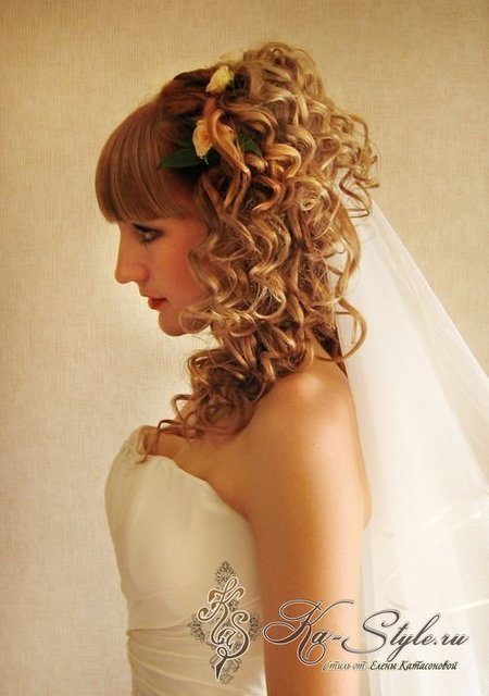 Высокие / Собранные, С аксессуарами / Цветами / Фатой от  2