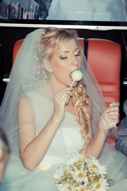 С аксессуарами / Цветами / Фатой, Локоны / Локоны на один бок от Свадебный стиль от Елены Катасоновой 3