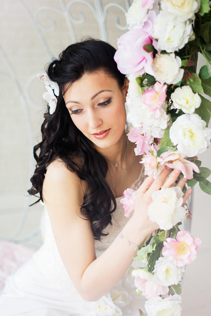 С аксессуарами / Цветами / Фатой, Локоны / Локоны на один бок от Свадебный стиль от Елены Катасоновой 2