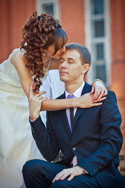 Высокие / Собранные, С аксессуарами / Цветами / Фатой, Локоны / Локоны на один бок от Свадебный стиль от Елены Катасоновой 2