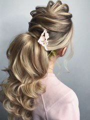 Высокие / Собранные, Локоны / Локоны на один бок, С аксессуарами / Цветами / Фатой, С плетением от Свадебный стилист Кристина Тюпаева 1