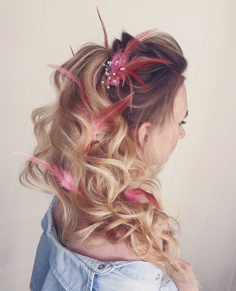 Высокие / Собранные, С аксессуарами / Цветами / Фатой, Локоны / Локоны на один бок от Свадебный стилист Кристина Тюпаева 2