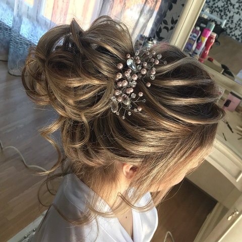 Высокие / Собранные, С аксессуарами / Цветами / Фатой, Пучок от Свадебный стилист Кристина Тюпаева 2