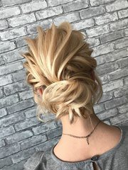 Высокие / Собранные, Пучок, С аксессуарами / Цветами / Фатой от Свадебный стилист Кристина Тюпаева 2