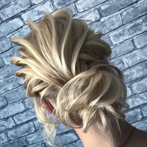 Высокие / Собранные, С аксессуарами / Цветами / Фатой, Пучок от Свадебный стилист Кристина Тюпаева 3