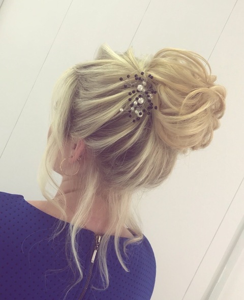 Высокие / Собранные, С аксессуарами / Цветами / Фатой, Пучок от Свадебный стилист Кристина Тюпаева 2