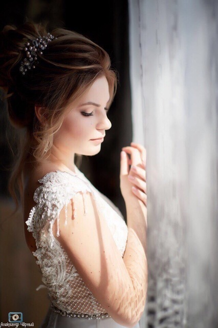 Высокие / Собранные, С аксессуарами / Цветами / Фатой, Пучок от Свадебный стилист Кристина Тюпаева 3