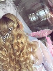 Локоны / Локоны на один бок, Распущенные, С аксессуарами / Цветами / Фатой от Свадебный стилист Кристина Тюпаева 1