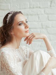 Высокие / Собранные, С аксессуарами / Цветами / Фатой от Свадебный стилист Красовицкая Елена 1