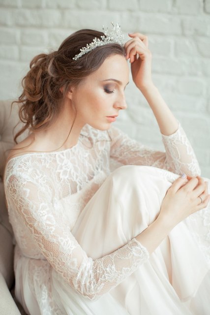 Высокие / Собранные, С аксессуарами / Цветами / Фатой от Свадебный стилист Красовицкая Елена 2