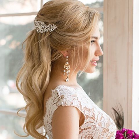 С аксессуарами / Цветами / Фатой, Волны от Свадебный стилист Зульфия Катаева 2