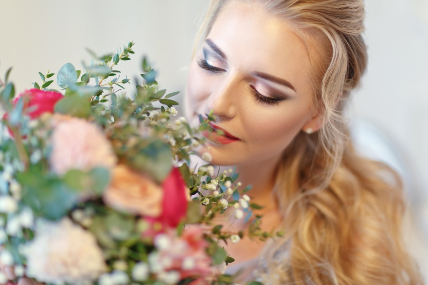 Высокие / Собранные, С аксессуарами / Цветами / Фатой, Локоны / Локоны на один бок от Свадебный стилист Татьяна Ежокина 3