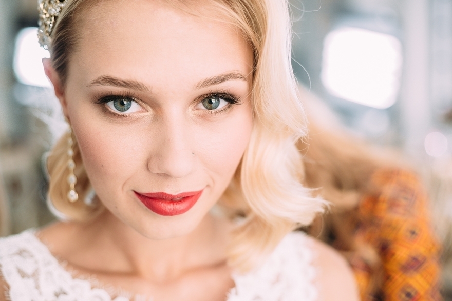 С аксессуарами / Цветами / Фатой, Распущенные, Волны от Свадебный стилист-визажист Варибрус Мария 2