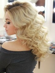 Локоны / Локоны на один бок, Распущенные от Свадебный стилист-визажист Варибрус Мария 2