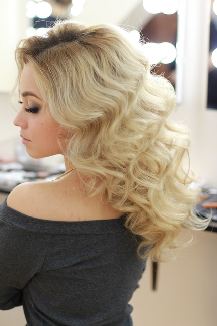 Распущенные, Локоны / Локоны на один бок от Свадебный стилист-визажист Варибрус Мария 2