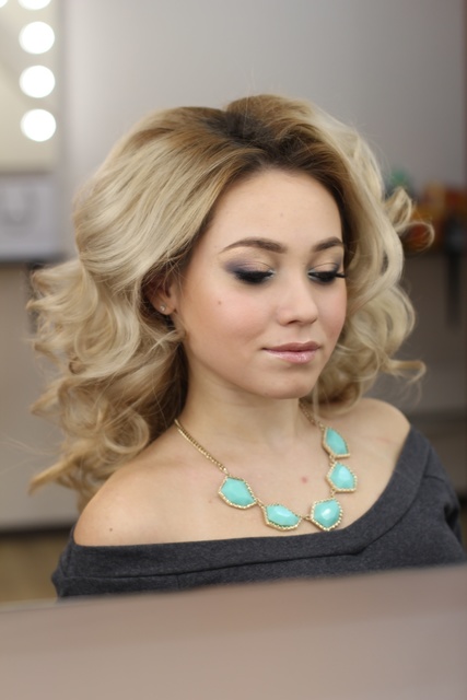 Распущенные, Локоны / Локоны на один бок от Свадебный стилист-визажист Варибрус Мария 3