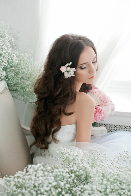 С аксессуарами / Цветами / Фатой, Локоны / Локоны на один бок от Nadya Nezhinka Beauty Studio 2