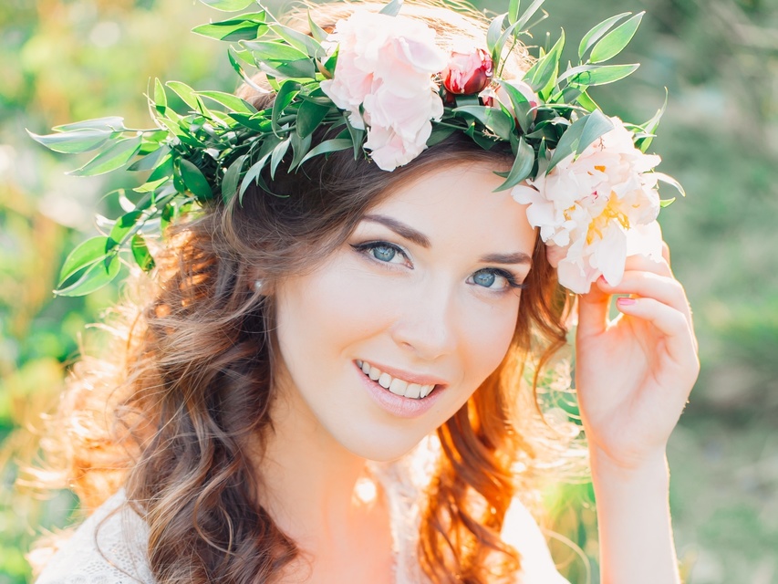 С аксессуарами / Цветами / Фатой, Локоны / Локоны на один бок от Nadya Nezhinka Beauty Studio 3