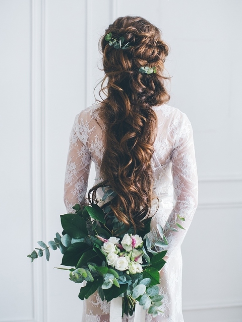 С аксессуарами / Цветами / Фатой, Локоны / Локоны на один бок от Nadya Nezhinka Beauty Studio 2