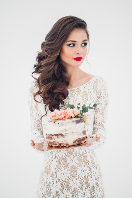 С аксессуарами / Цветами / Фатой, Локоны / Локоны на один бок от Nadya Nezhinka Beauty Studio 4