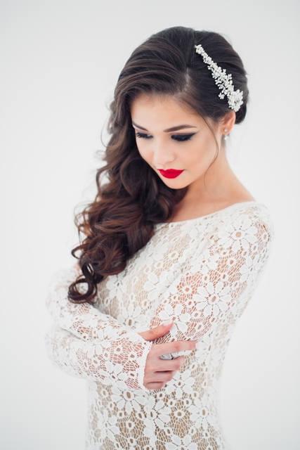 С аксессуарами / Цветами / Фатой, Локоны / Локоны на один бок от Nadya Nezhinka Beauty Studio 2