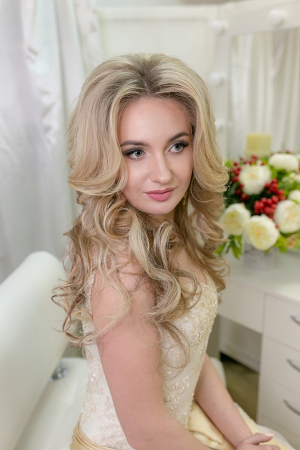 Локоны / Локоны на один бок от Свадебный стилист-визажист Арменуи Шатверян 2