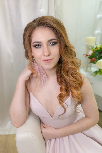 С аксессуарами / Цветами / Фатой, Локоны / Локоны на один бок от Свадебный стилист-визажист Арменуи Шатверян 3