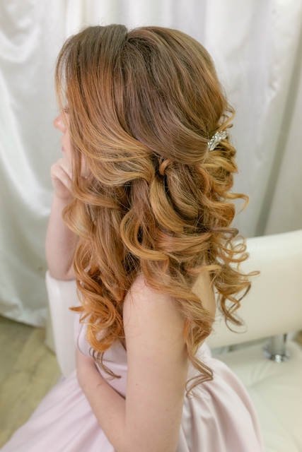 С аксессуарами / Цветами / Фатой, Локоны / Локоны на один бок от Свадебный стилист-визажист Арменуи Шатверян 4