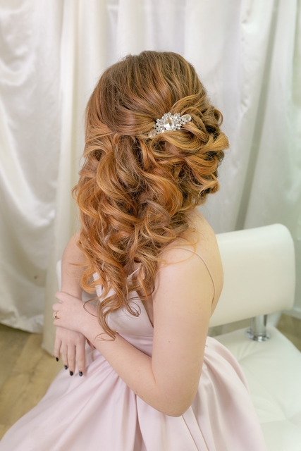 С аксессуарами / Цветами / Фатой, Локоны / Локоны на один бок от Свадебный стилист-визажист Арменуи Шатверян 5