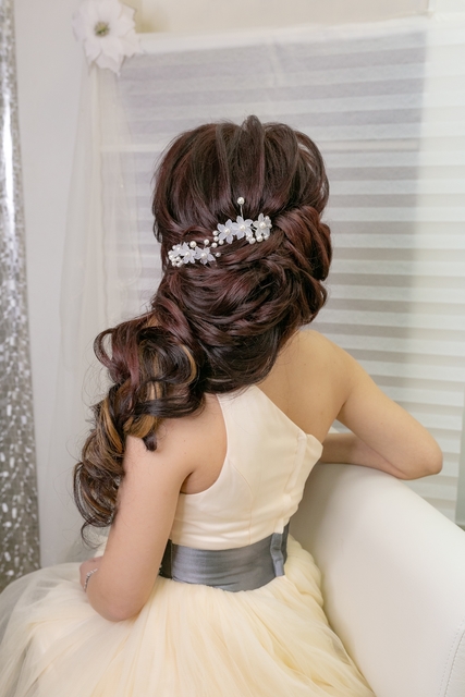 С аксессуарами / Цветами / Фатой, Локоны / Локоны на один бок от Свадебный стилист-визажист Арменуи Шатверян 2