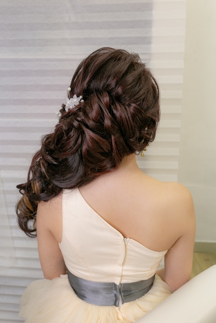 С аксессуарами / Цветами / Фатой, Локоны / Локоны на один бок от Свадебный стилист-визажист Арменуи Шатверян 6