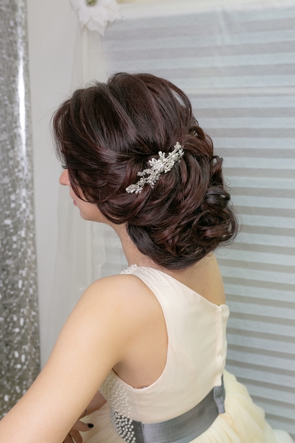 Высокие / Собранные, С аксессуарами / Цветами / Фатой, Локоны / Локоны на один бок от Свадебный стилист-визажист Арменуи Шатверян 2